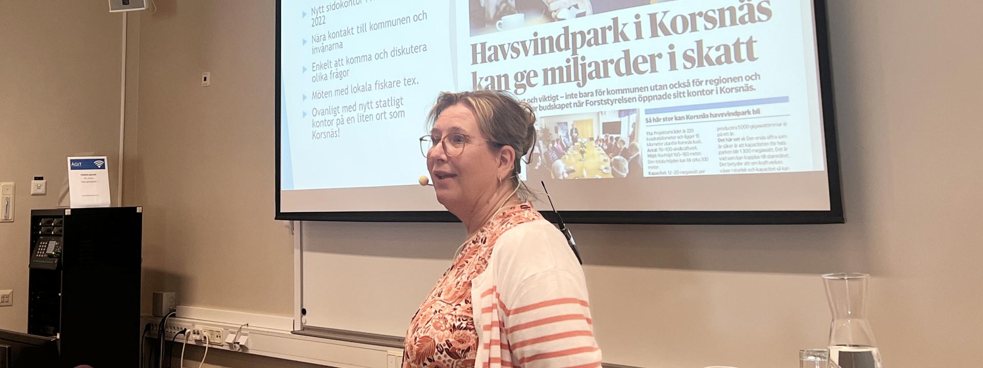 Korsnäs kommundirektör Christina Båssar håller föredrag på Åland.