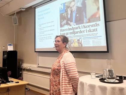 Korsnäs kommundirektör Christina Båssar håller föredrag på Åland.